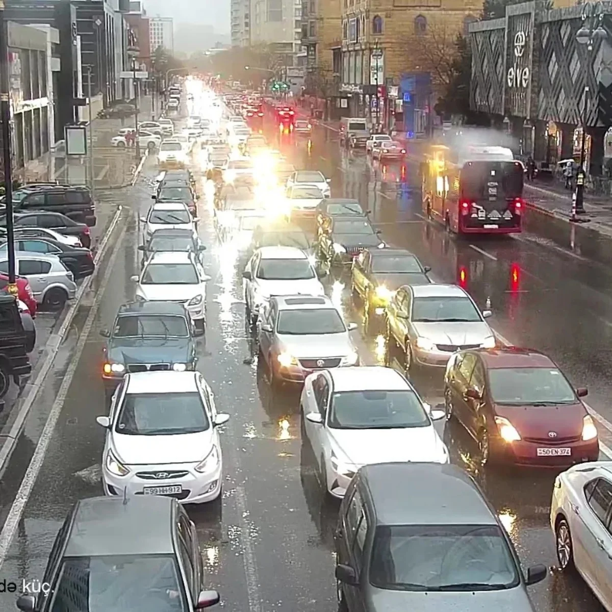 Bakının bir sıra yollarında nəqliyyatın sıxlığı yaranıb