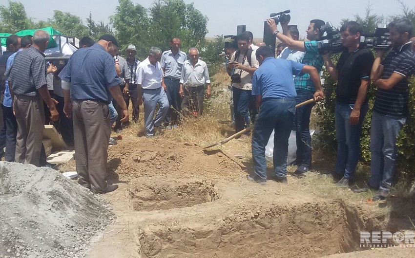 Ermənilərin atəşi nəticəsində həlak olan nənə və nəvə dəfn edilib