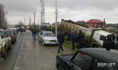 Lənkəranda yük maşını su kanalına aşıb - FOTO