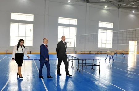 ​Prezident İlham Əliyev 148 nömrəli tam orta məktəbdə yenidənqurma işlərindən sonra yaradılan şəraitlə tanış olub