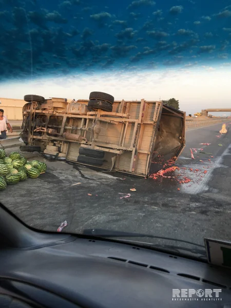 Yevlaxda qarpız daşıyan yük maşını aşaraq yolu kəsib - FOTO