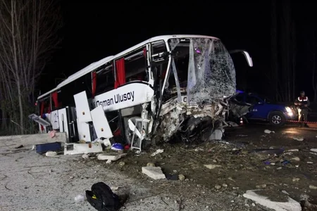 Türkiyədə avtobus qəzaya uğrayıb, 2 nəfər ölüb, 33 nəfər yaralanıb