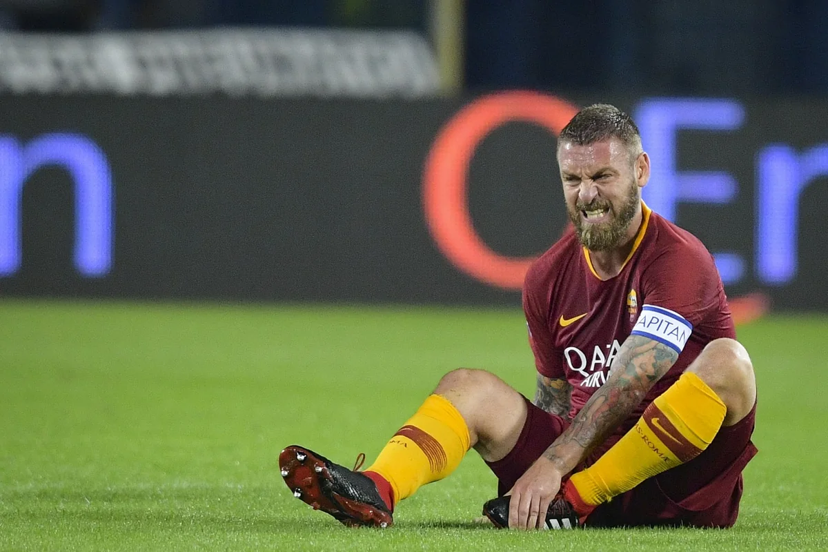 Romanın aparıcı futbolçusunun barmağı qırılıb