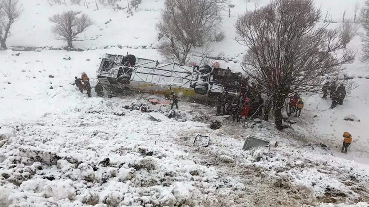 Türkiyədə üç avtobus qəzaya uğrayıb, 6 nəfər ölüb, 74 nəfər yaralanıb - YENİLƏNİB