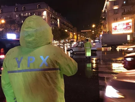 Yol polisi yağışlı hava ilə əlaqədar küçə və prospektlərə nəzarəti gücləndirib - FOTO