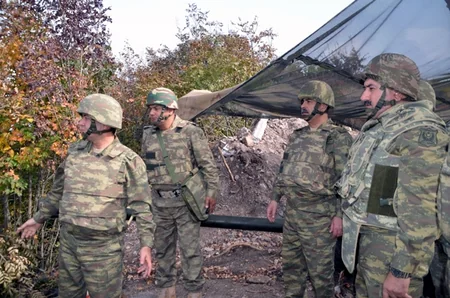 Министр обороны Азербайджана побывал в подразделениях, расположенных на передней линии обороны