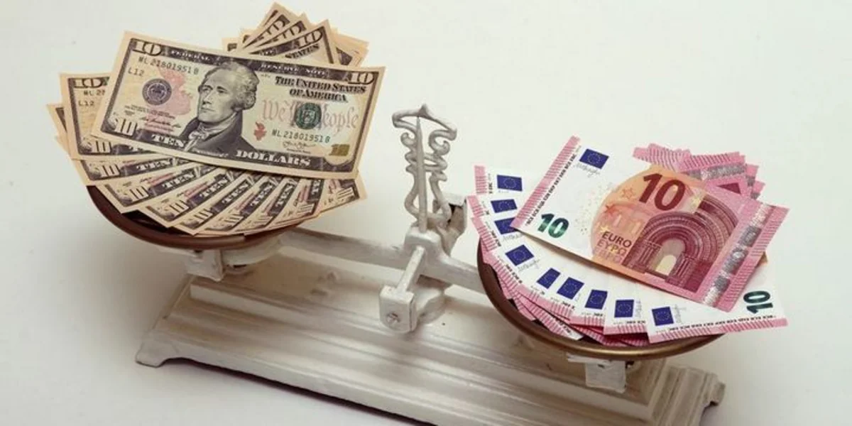 Bloomberg: Gələn il avro dollar qarşısında 4%-dən çox bahalaşacaq