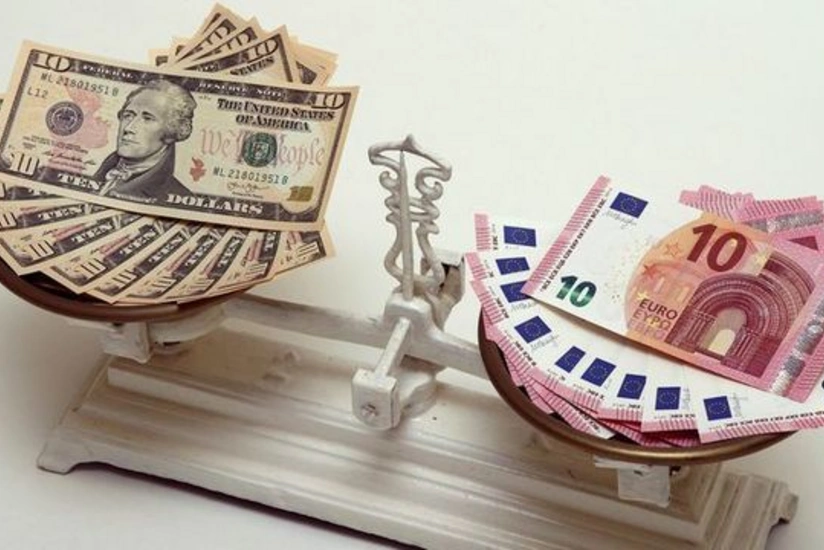 Bloomberg: Gələn il avro dollar qarşısında 4%-dən çox bahalaşacaq