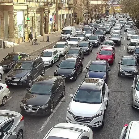 Bakının bir sıra yollarında nəqliyyatın sıxlığı müşahidə olunur