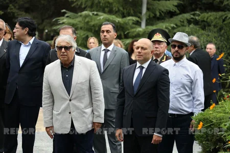 Üzeyir Hacıbəylinin məzarı ziyarət olunub