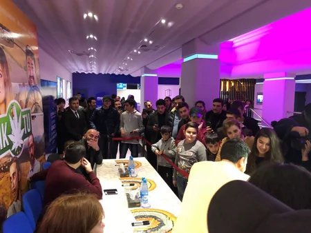 В “CinemaPlus Xəmsə коллектив Kəklikotu раздал автографы