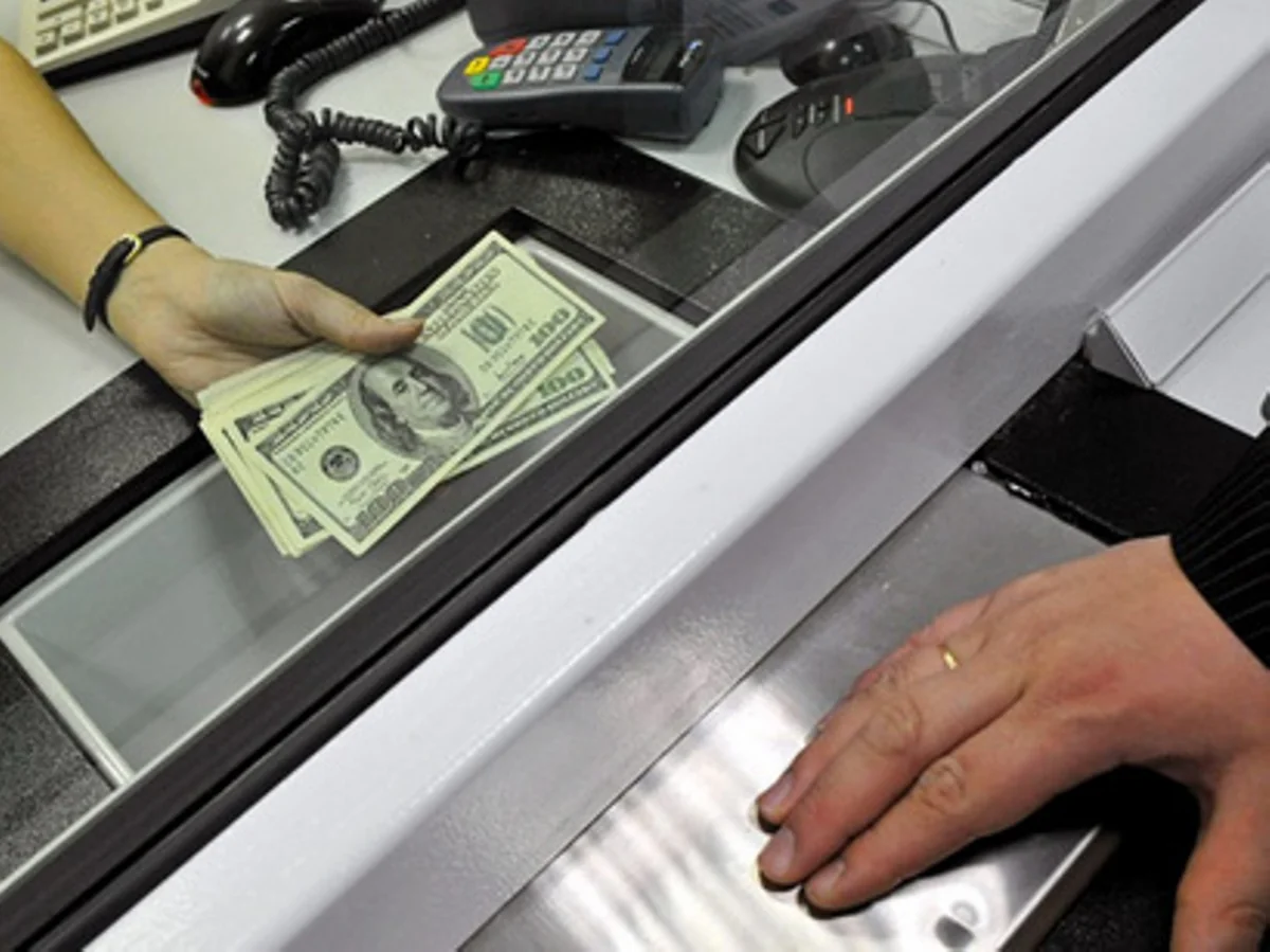 Azərbaycan dolların məzənnəsinin optimal minimumunu müəyyənləşdirib