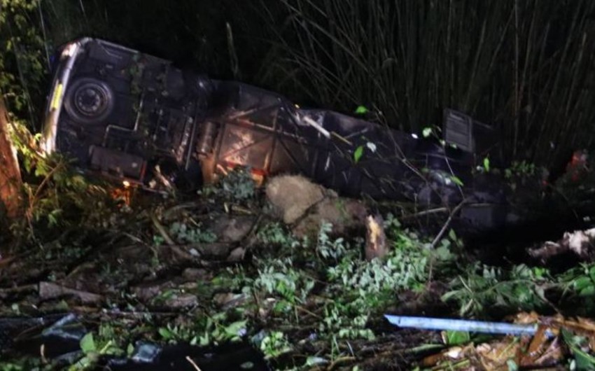 Tailandda avtobus uçuruma yuvarlanıb, 17 nəfər xəsarət alıb - FOTO