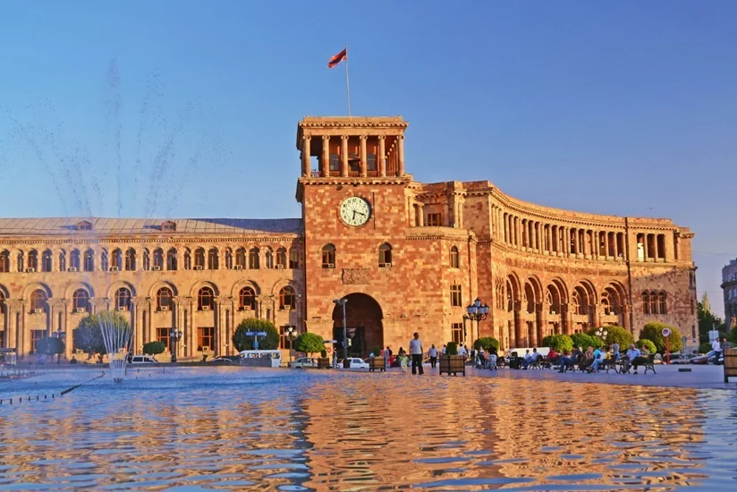 Ermənistanda hökumət binası qarşısında mitinq keçirilir