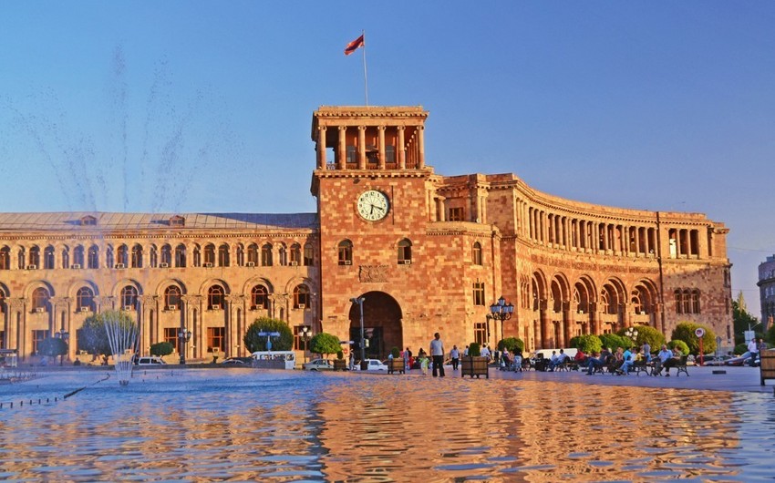 Ermənistanda hökumət binası qarşısında mitinq keçirilir