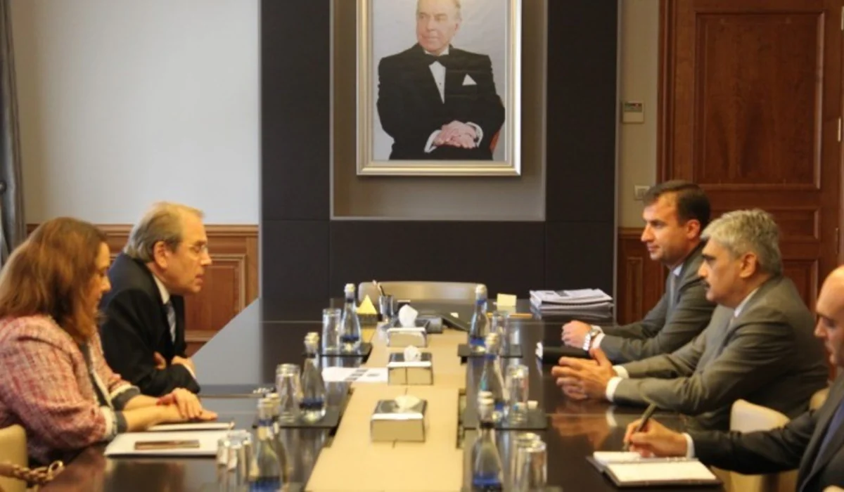 Maliyyə naziri Qara Dəniz Ticarət və İnkişaf Bankının prezidenti ilə görüşüb