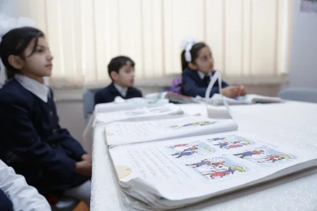Media nümayəndələri düşmən atəşi altında dərs keçilən məktəbi ziyarət ediblər - FOTO