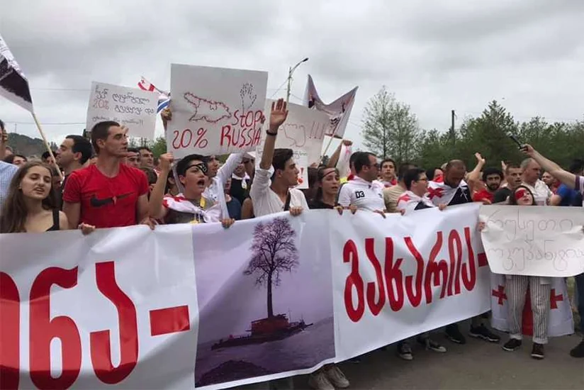 Gürcüstanın hakim partiyası sədrinin iqamətgahına doğru etiraz yürüşü keçirilib