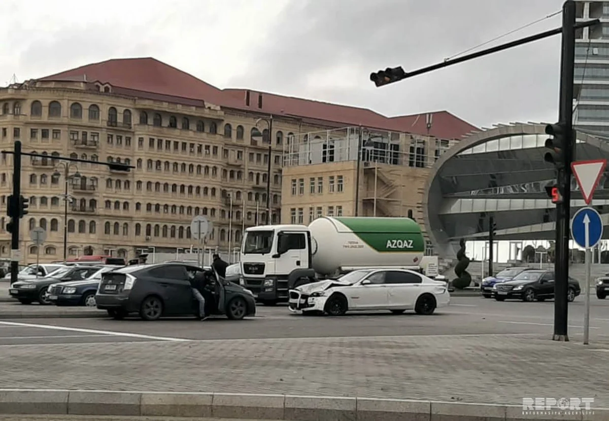 Bakıda işıqfora məhəl qoymayan sürücülər qəza törədiblər - FOTO