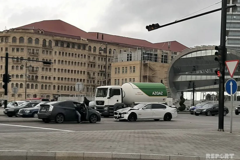 На одном из проспектов Баку водители спровоцировали аварию - ФОТО