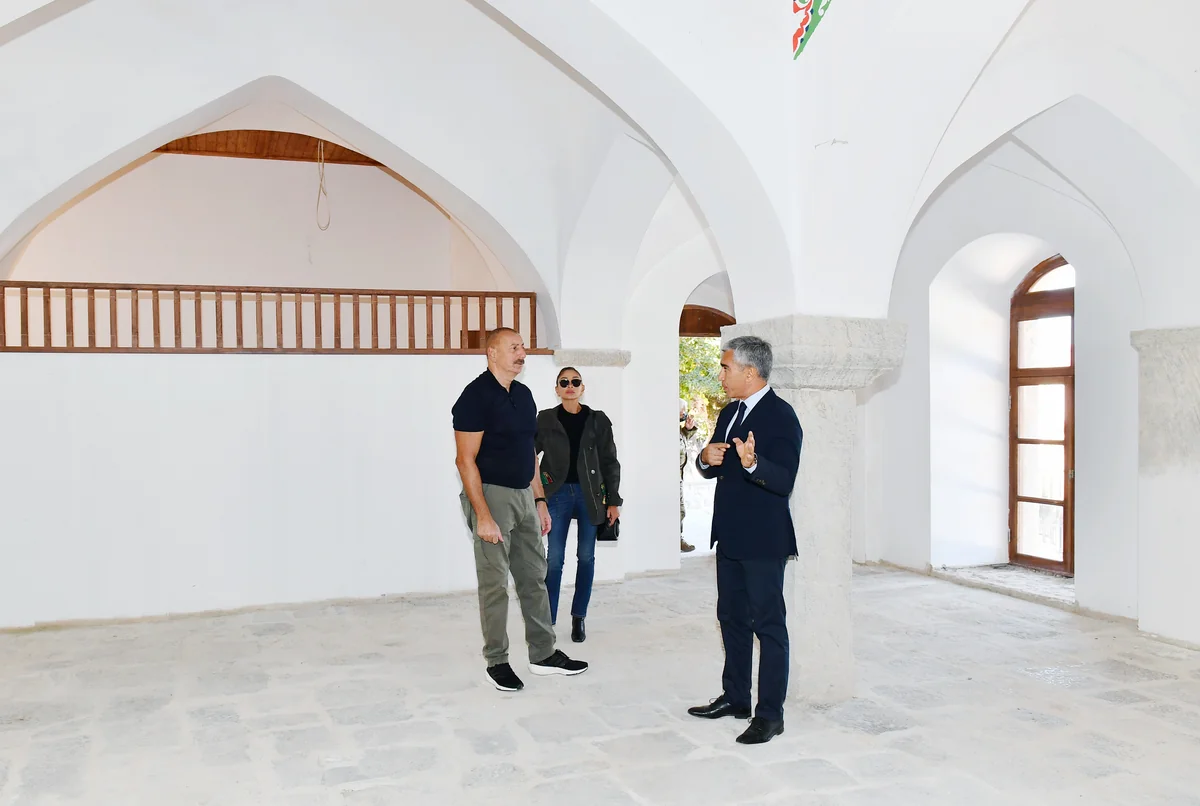 İlham Əliyev və Mehriban Əliyeva Şuşada Mehmandarovların malikanə kompleksindəki bərpa işləri ilə tanış olublar