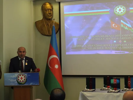 Qarsda Azərbaycanın diplomatik xidmət orqanlarının 100 illiyi medalı sahiblərinə təqdim edilib