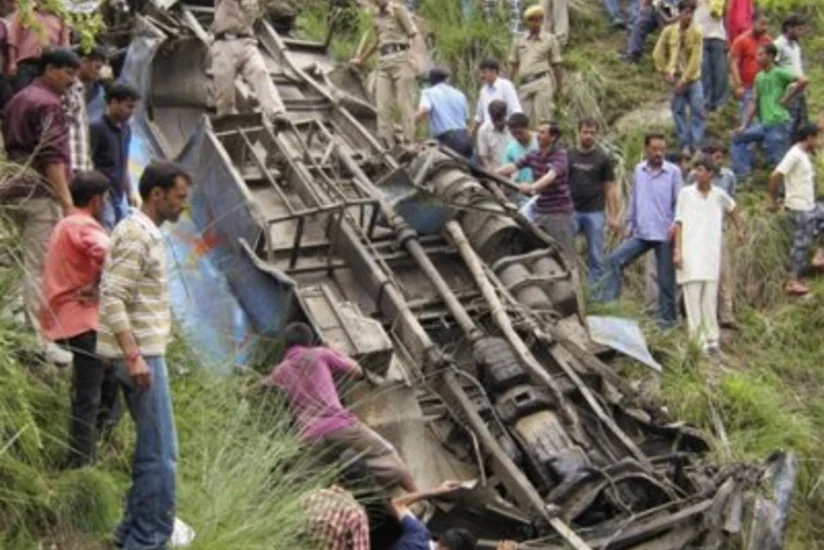 По меньшей мере 23 человека погибли при падении автобуса в реку в Пакистане