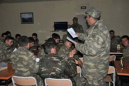 Döyüşlərdə iştirak edən şəxsi heyət arasında təbliğat işləri davam edir