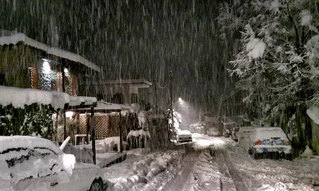 Yunanıstanda qar yollarda problemlər yaradıb