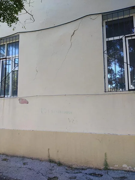 Bakıda qəzalı vəziyyətə düşən məktəb bağlanıb