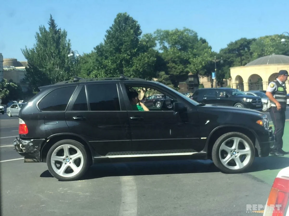Bakıda BMW X5 markalı avtomobil qəza törədib - FOTO