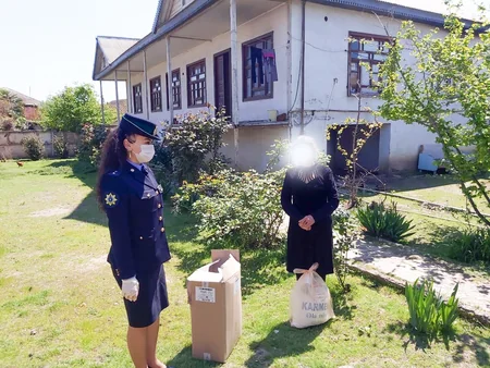 Gömrükçülər daha 80 ailəyə yardım ediblər