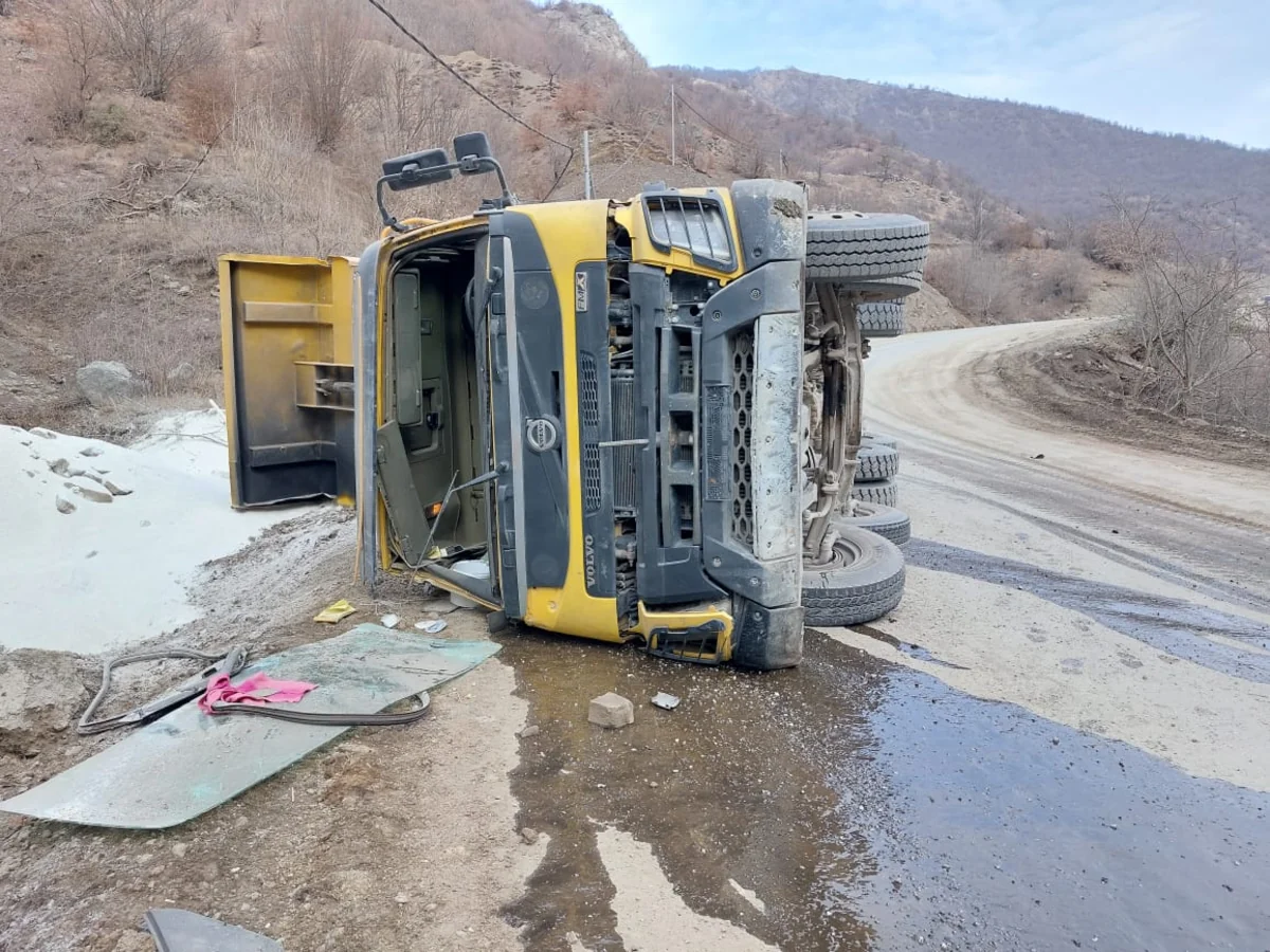 Kəlbəcərdə yük maşını aşıb, xəsarət alan var