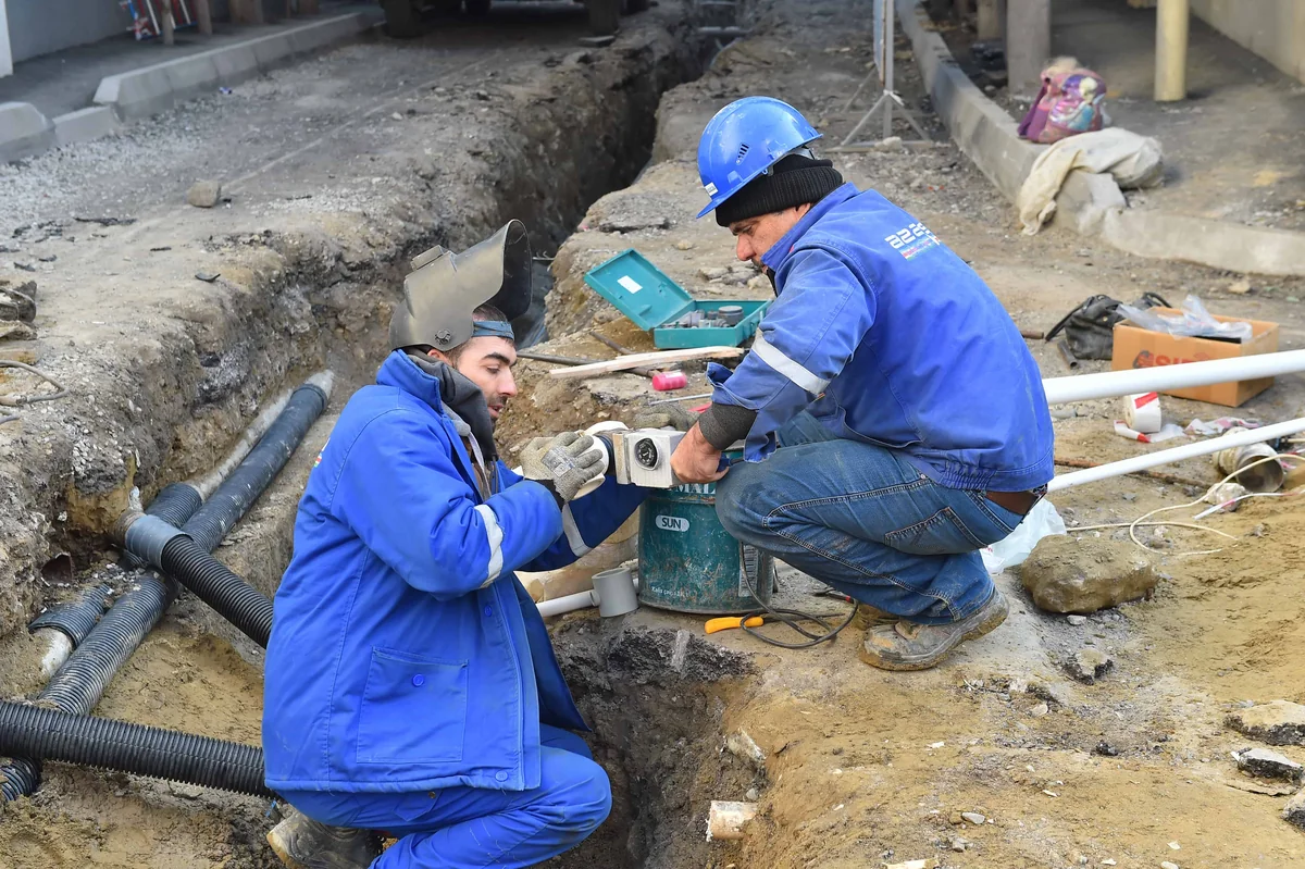 Bakının İbrahimpaşa Dadaşov küçəsində su xətləri yenilənib
