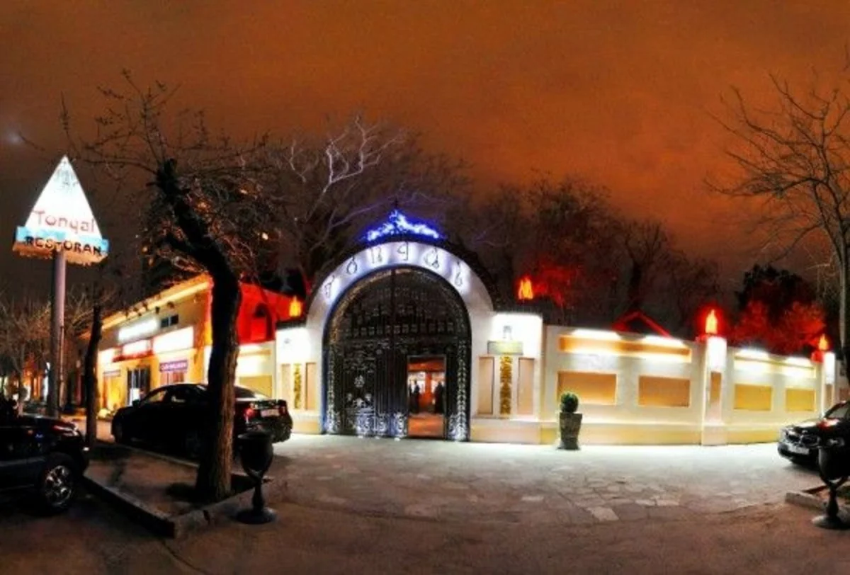 Bakıda məşhur restoranda kütləvi zəhərlənmə faktına görə bir nəfər həbs olunub - RƏSMİ
