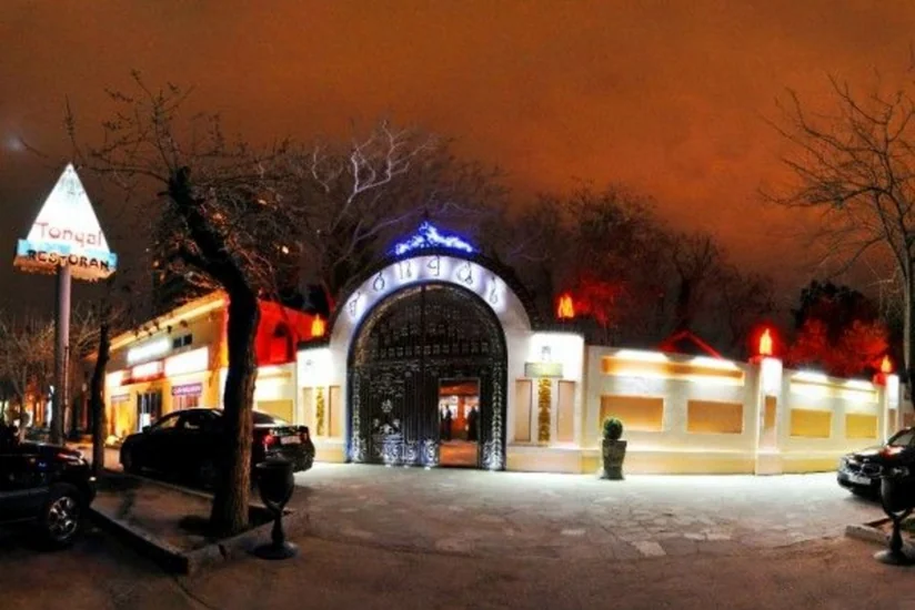 Bakıda məşhur restoranda kütləvi zəhərlənmə faktına görə bir nəfər həbs olunub - RƏSMİ