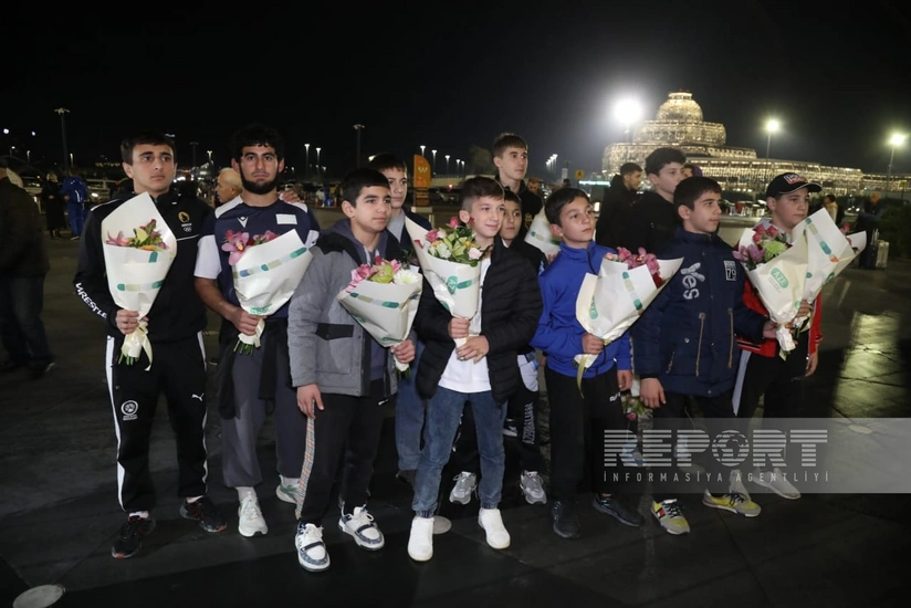 Dünya çempionatında 3-cü yeri tutan Azərbaycan güləşçiləri Vətənə qayıdıb