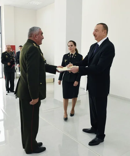 Prezident İlham Əliyev hərbçilər üçün inşa edilən binada yaradılan şəraitlə tanış olub