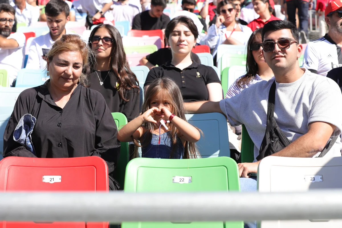 Şəhid ailələri və qazilər Formula 1in əsas yarışını tribunadan izləyirlər