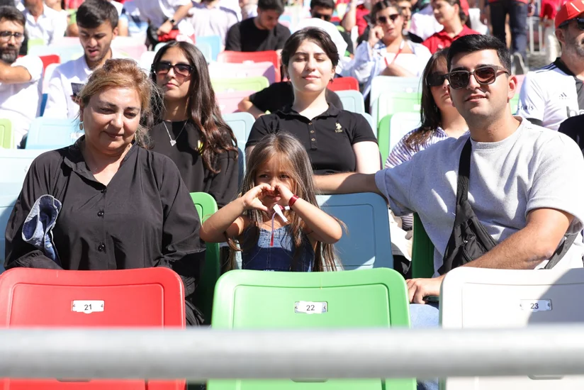 Şəhid ailələri və qazilər Formula 1in əsas yarışını tribunadan izləyirlər