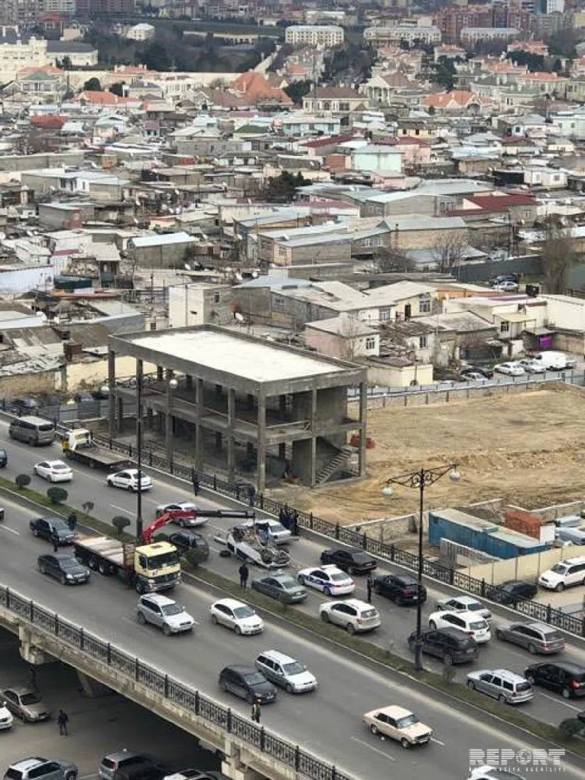 Bakıda körpünün üzərində avtomobil aşıb - FOTO