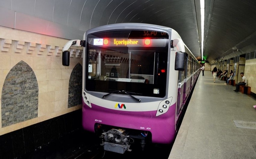 Bakı metrosuna gələn elektrik xəttində gərginliyin düşməsi “Sahil” stansiyasını işıqsız qoyub
