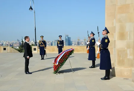 ​Medvedev Fəxri xiyabanı və Şəhidlər xiyabanını ziyarət edib