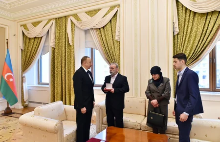 Prezident İlham Əliyev Azərbaycanın Milli Qəhrəmanı medalını şəhid Çingiz Qurbanovun atasına təqdim edib - YENİLƏNİB