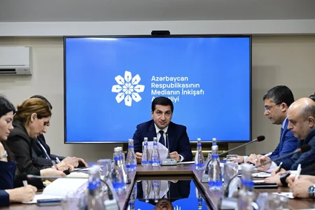 Hikmat Hajiyev meets with heads of media entities at Media Development Agency
