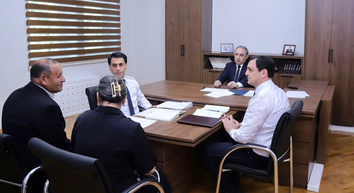 Baş prokuror Hacıqabulda vətəndaşları qəbul edib