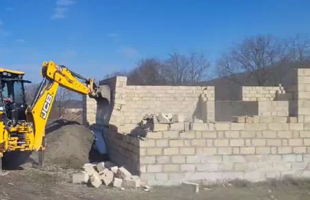 Qubada qanunsuz tikili sökülüb