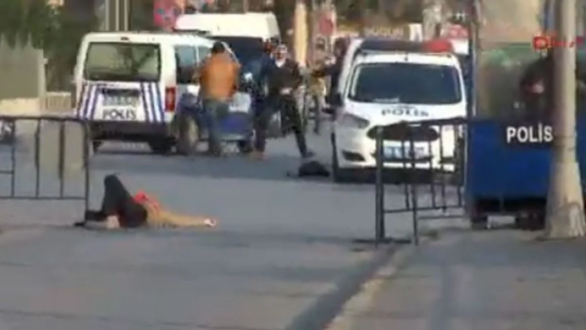 İstanbulda polis idarəsinə hücum edən silahlı şəxs öldürülüb - VİDEO