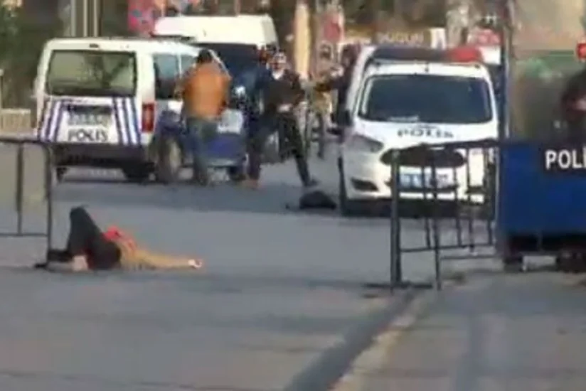 İstanbulda polis idarəsinə hücum edən silahlı şəxs öldürülüb - VİDEO