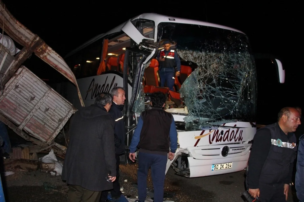 Türkiyədə avtobus TIR-a çırpılıb, 20 nəfər yaralanıb